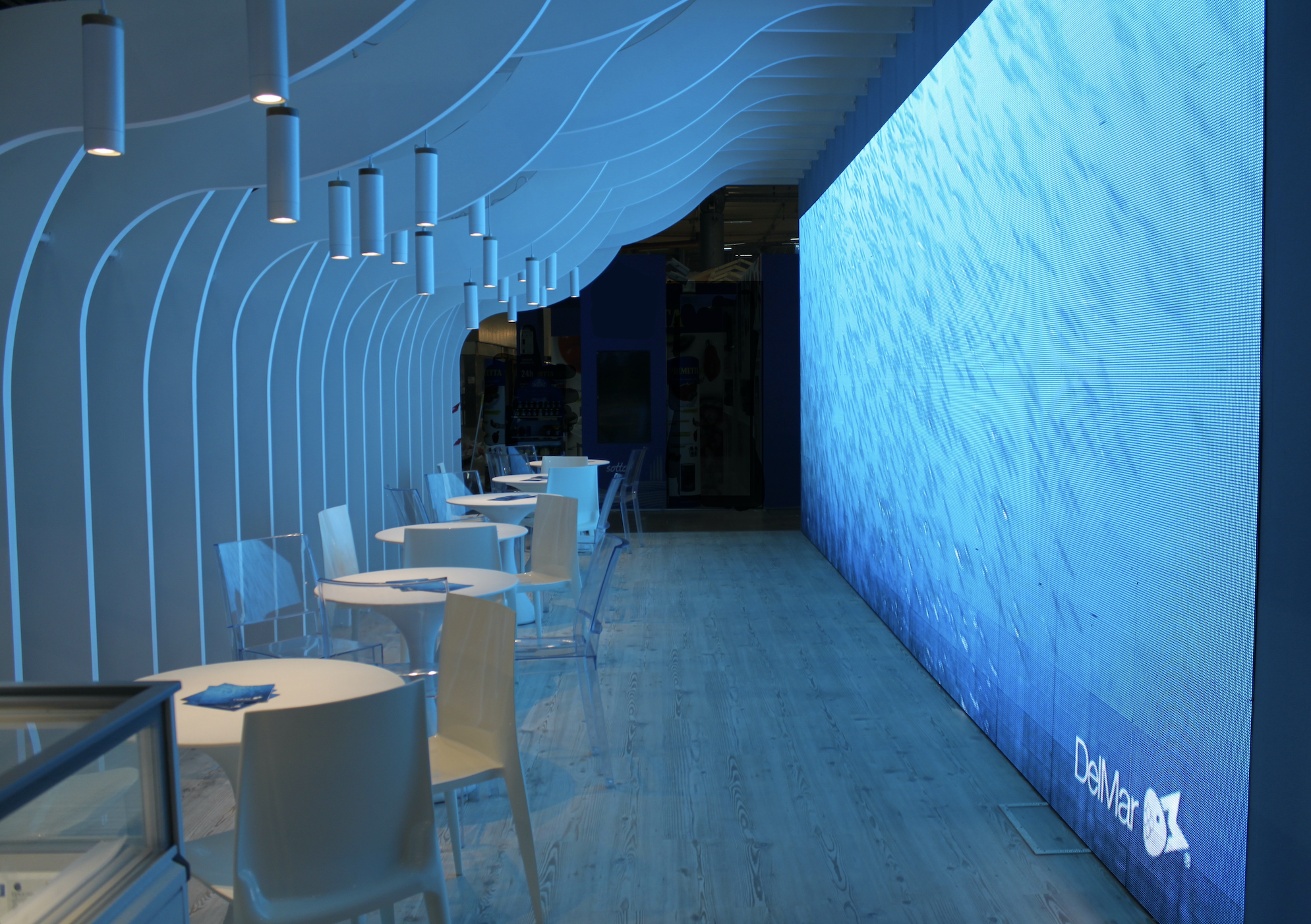 stand led wall display schermi tecnologia tecnologico blue luce food